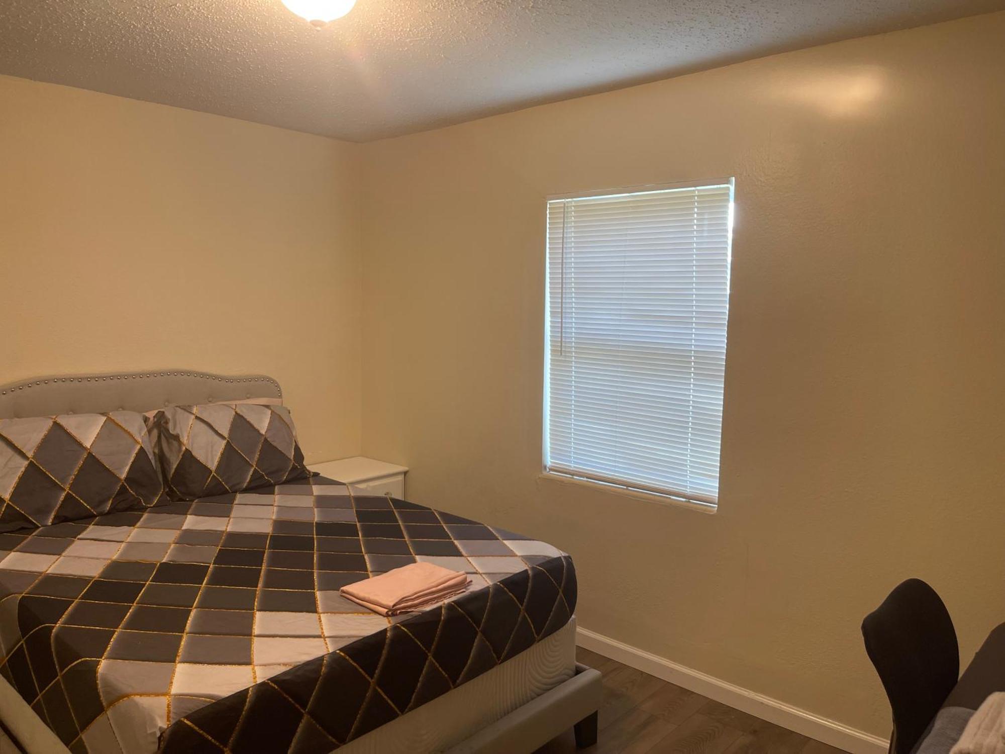Private Queen Bedroom C Shared Common Spaces ฟอร์ตเพียร์ซ ภายนอก รูปภาพ