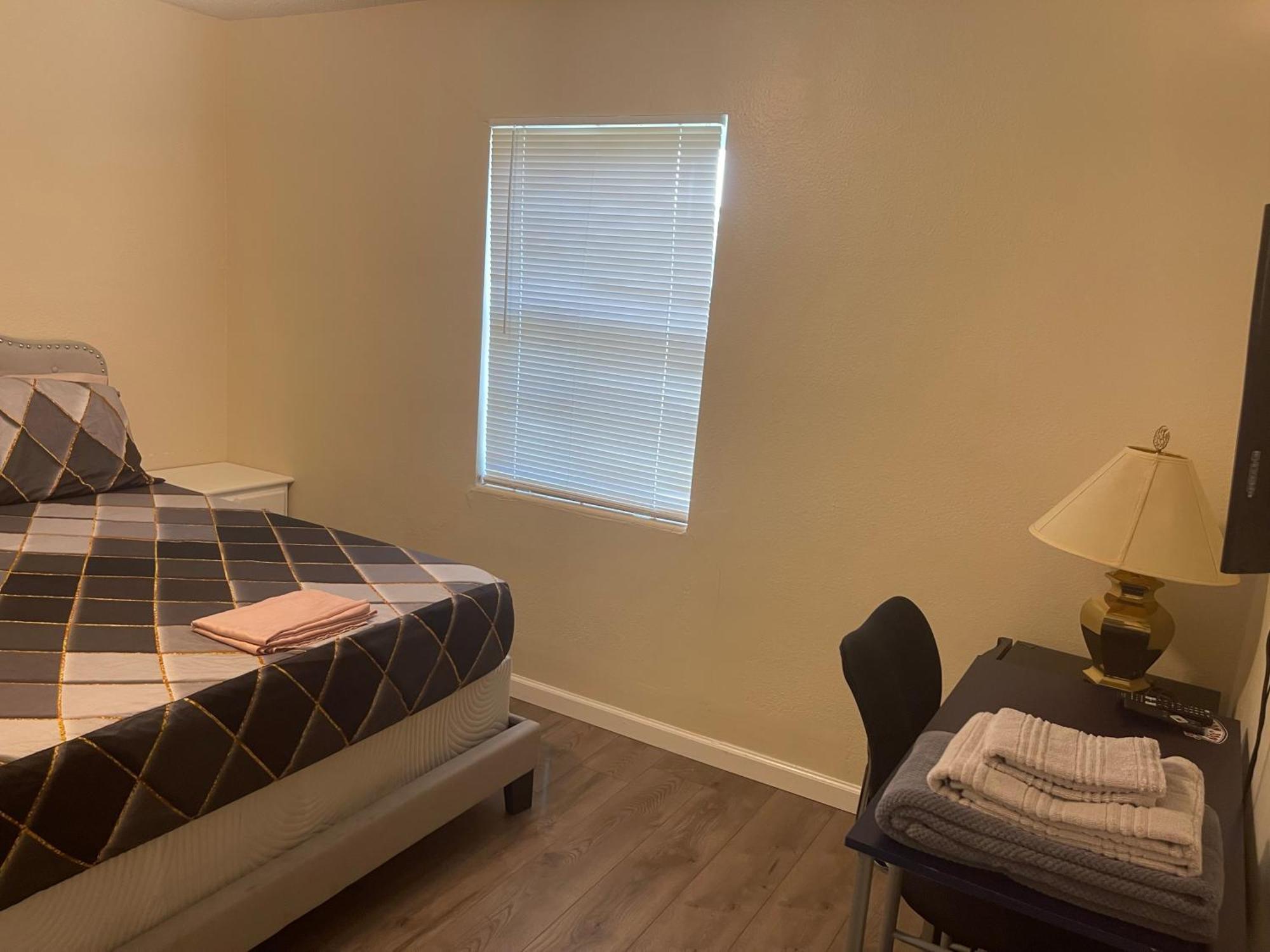 Private Queen Bedroom C Shared Common Spaces ฟอร์ตเพียร์ซ ภายนอก รูปภาพ